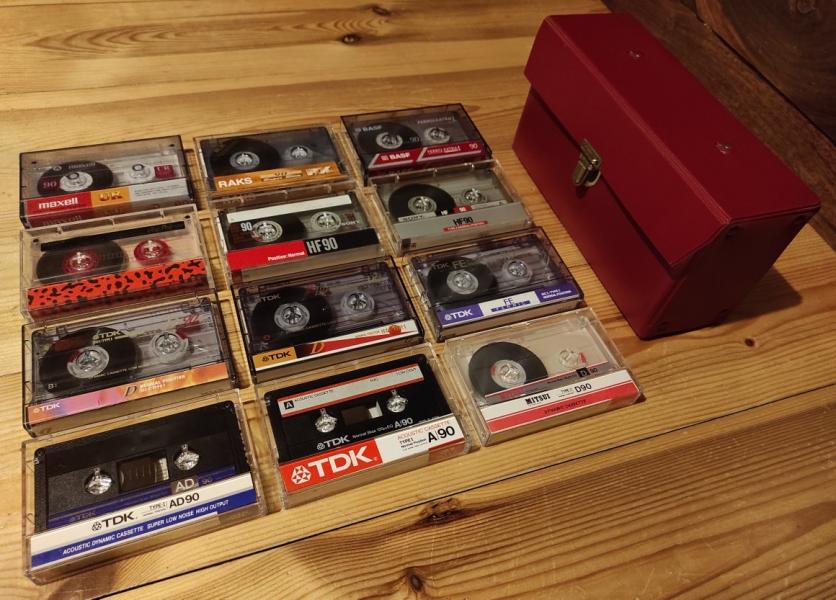 12x sbírková magnetofonová (MC) kazeta v červeném kufříku