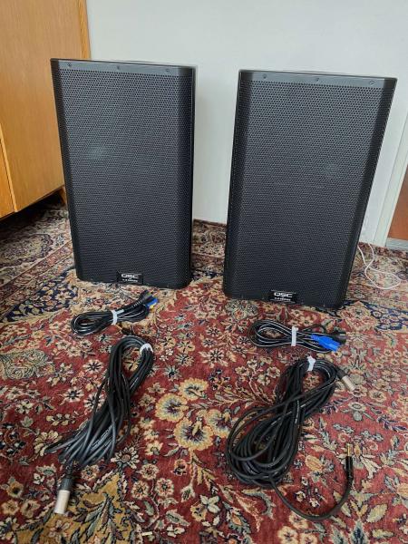 QSC K12.2 12" Aktivni PA Speakers se stojany i kabely