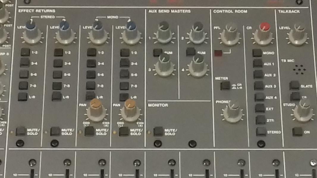 Studiový mixážní pult Tascam M 2524