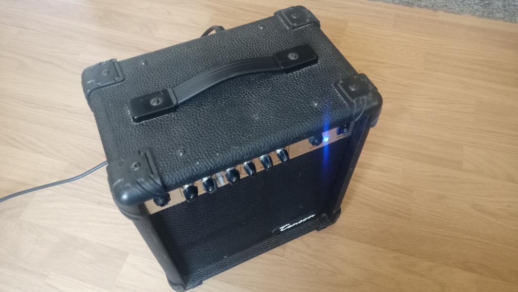 KYTAROVÉ KOMBO 15W 8" repro FOOTSWITCH vstup!